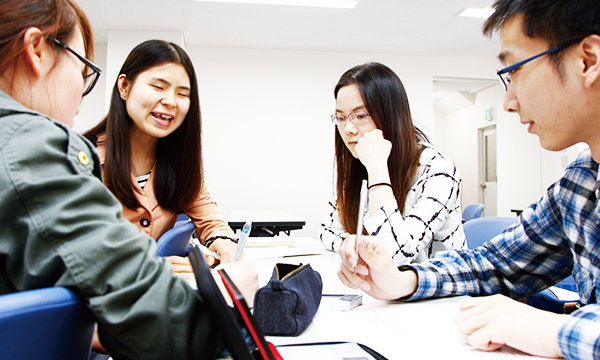 グローバル化による影響を多角的に学ぶ「国際社会と日本」の授業