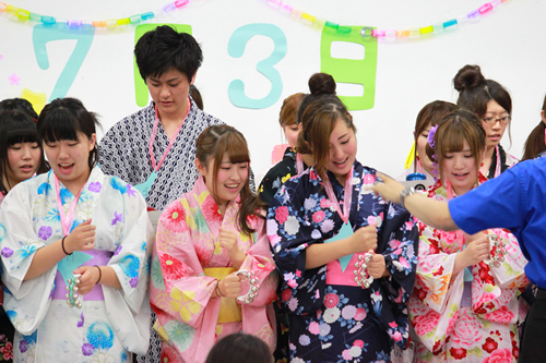 1年生の楽器演奏。 七夕さまを様々な楽器で演奏します